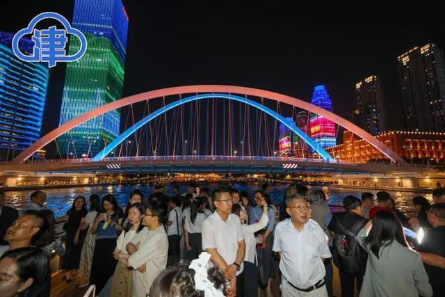 “文明对话”嘉宾夜游海河：在璀璨灯影中感受城市温度与文化交融