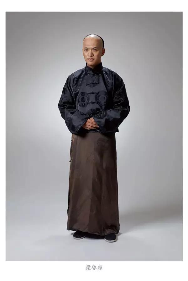 一位摄影师，使用大画幅相机，为100年前的人拍摄“肖像”