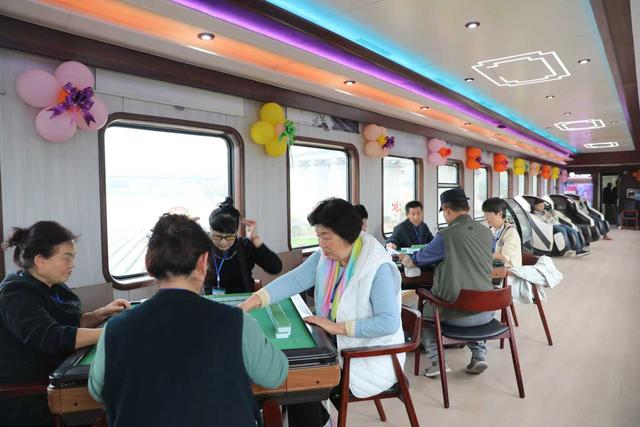 陕西首趟“秦岭号”普惠适老旅游专列温暖启程