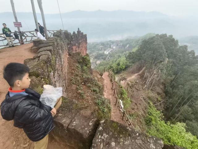 重庆江津丹霞绝壁上的军事要塞，冷兵器时代堪称不可攻克之地