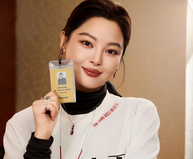 郝蕾暗讽辛芷蕾	，不料辛芷蕾发长文回击，网友：内娱回到十年前了