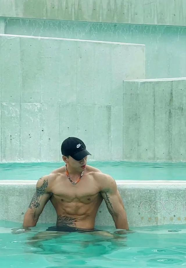 身高187的健身肌肉男网红，野外写真秀身材颜值，简直绝绝子