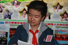肩挑五道杠，因一脸正气照片走红的小学生，后来怎样了？图片