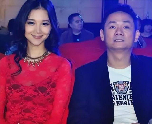 15年前，在妻子葬礼上哭到昏过去的果靖霖，如今过得怎么样了？