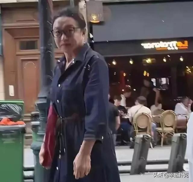 金星在法国街头被偶遇，58岁的她变成这样了，越来越像男人了