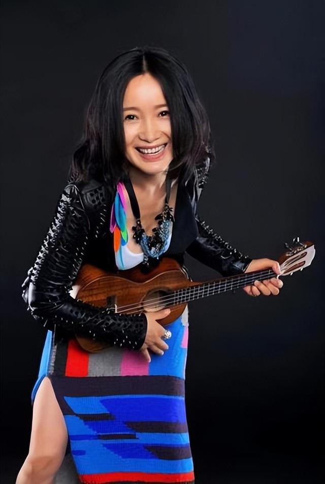 她连上5次春晚，私下却和恩师同居怀孕被骗流产，今57岁依然单身