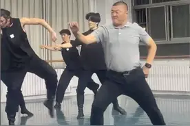 “这位院长已经在我的朋友圈跳了一天舞了……”图片