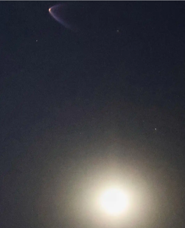 神舟二十一号过北京！掠月瞬间，爱好者蹲守拍到了！