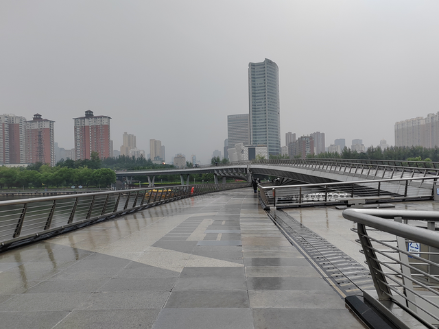 秋雨晨步上班路