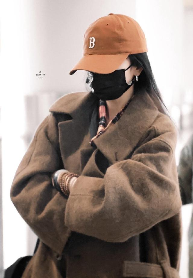 杨幂把大衣穿明白了 酷飒慵懒全拿捏 普通人这么搭 出街也能有