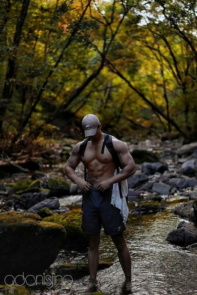 身高187的健身肌肉男网红，野外写真秀身材颜值	，简直绝绝子