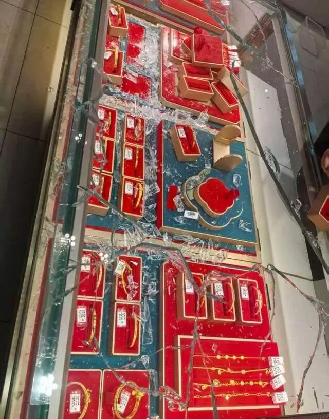 湖北一商场内两金店被抢，嫌疑人戴头盔抢走价值60多万元的黄金	，目前嫌疑人已抓获，被抢金饰被追回