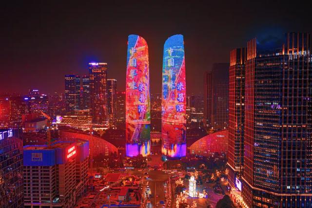 成都双子塔巨幕喊你赴约:“天气凉了,去米易吧!”