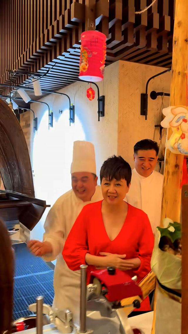 梁安琪好风光，中秋节现身自家酒店澳门葡京切月饼，穿着喜庆霸气