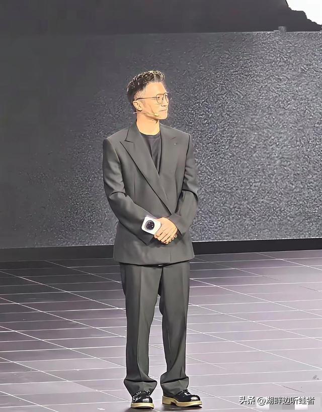 谢霆锋穿错衣服了，西装套装上宽下松，把身材都拉成五五分了。