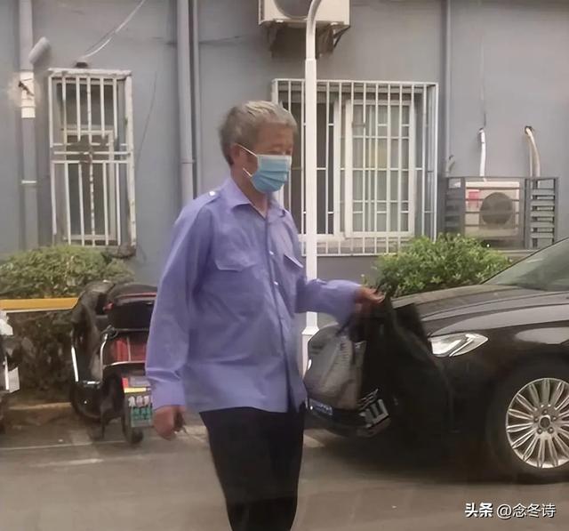 社保新规逼停保安招聘,60岁大爷成烫手山芋,物业经理该怎么办?