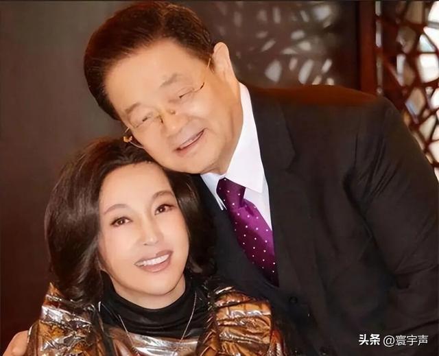 刘晓庆担心的事发生了！意外摔倒、分人不清，75岁不服老不行了？