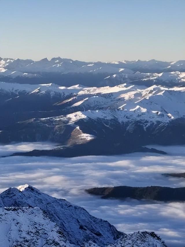 达古冰川 “不止 4860 米” 的深度浪漫，藏着信仰与烟火气