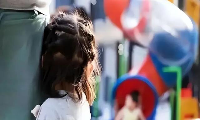 孩子开始变自卑，往往是3个原因，父母的做法很关键