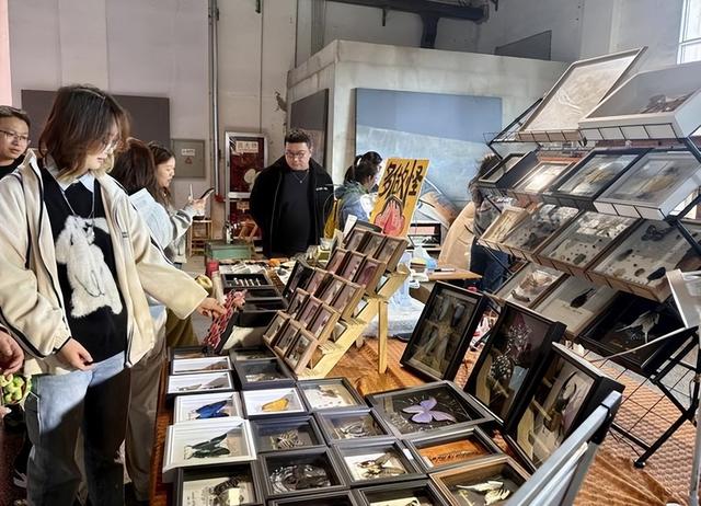 晴好周末 西安市民惬意游逛西仓市集文创公园