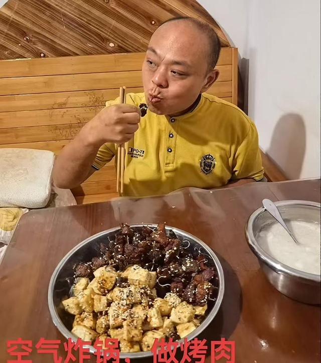“我在一天就陪他一天！”35岁儿子智力停在2岁，湖南56岁单亲妈妈带儿自驾游中国