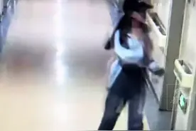 女子上班换衣服前后判若两人图片