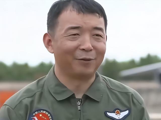 阅兵女机长身份曝光！私生活被扒，牺牲太大，老公身份也不简单