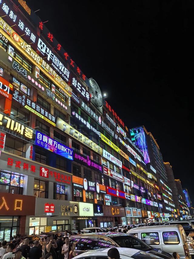 延边大学网红墙:光影燃动城市夜,烟火照亮文旅潮
