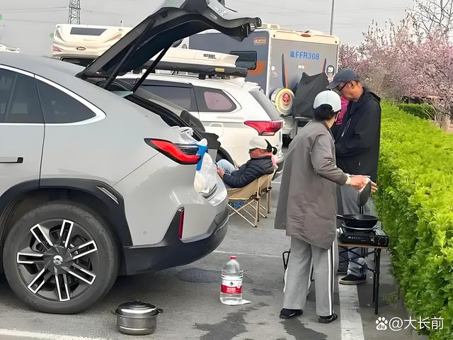 车轮上的夕阳红：三位90+老人的自驾传奇，点燃退休族追梦人生