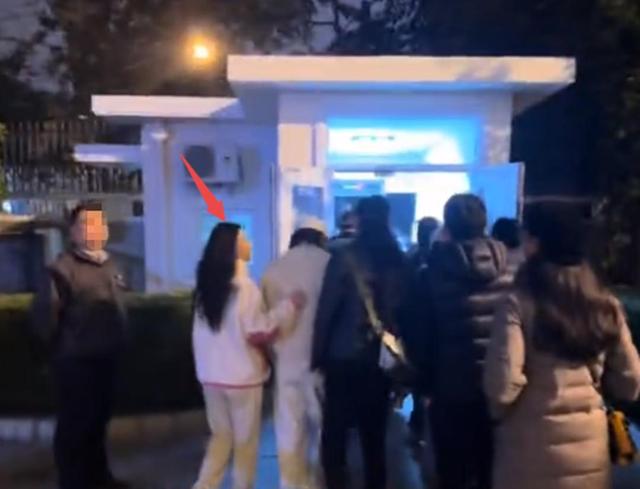 白百何前夫约会被拍，陈羽凡都50了依旧是潮男，女友像黏人小媳妇