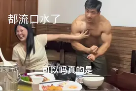 广东男子在饭店秀肌肉，老板娘被迷得脸红心跳，网友：都流口水了图片