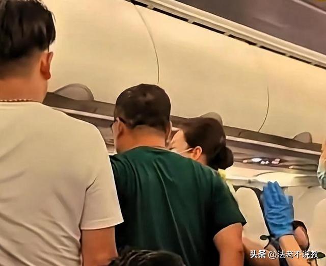 南航飞机群殴后续：警方回应：女子称绝不和解，央视等官媒发声