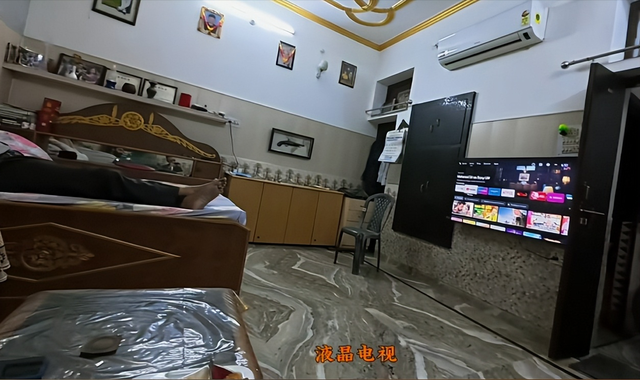 东北小伙闯印度，窜稀5天，参观火葬场发现骨灰撒恒河，恶心坏了