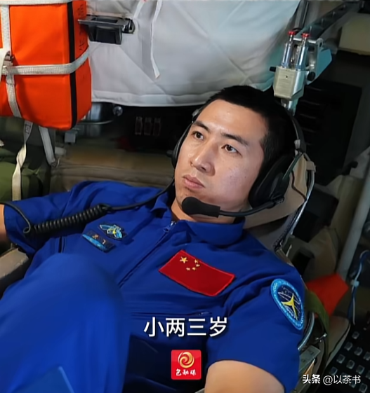 她是宇航员武飞的妻子，画一幅画送丈夫上太空，娶一个贤妻旺三代