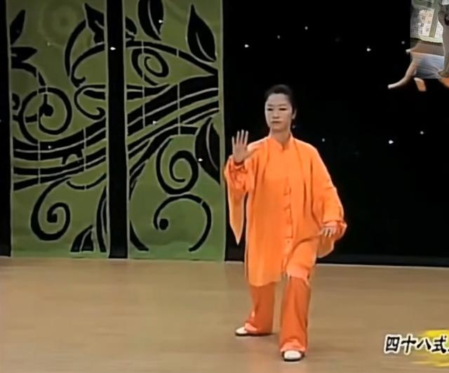 太极拳第二式左搂膝拗步：一招强腰健肾，动作分解与禁忌全解析！
