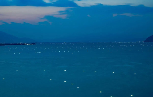 秋季的大理正在上映：“繁星坠海”。