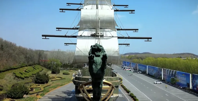 巨船霸路！56米“黑珍珠号”惊现大连街头，谁干的？