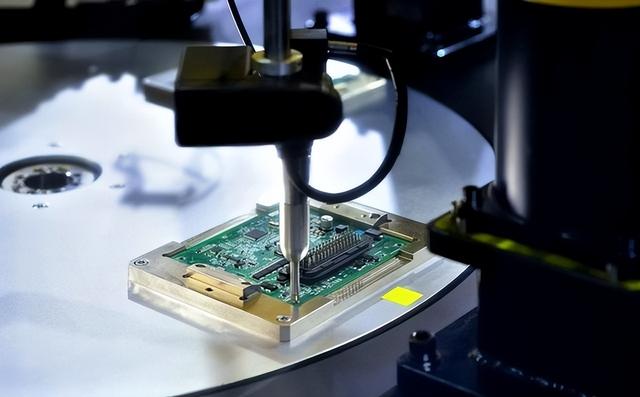 国产光刻机来了！中国发布氟化氩光刻机，与荷兰仍有20年差距