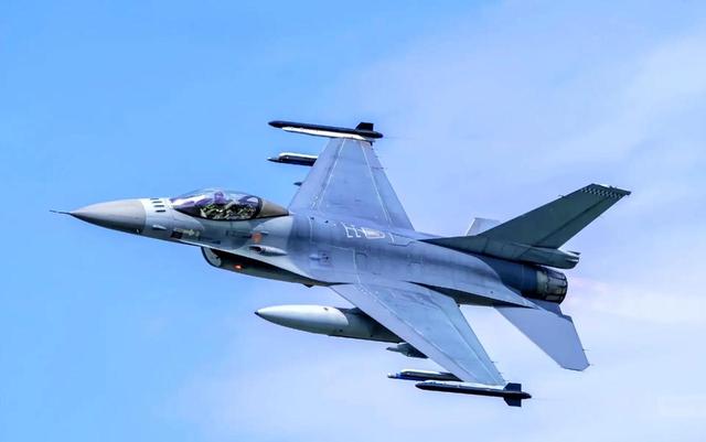 罗马尼亚1欧元拿下18架战机！泽连斯基赴荷兰要F-16，却一架未得