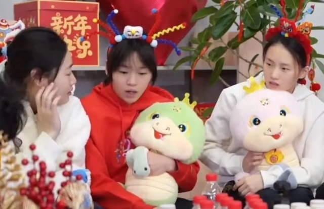 冬至暖意浓！全红婵现身北京复查，与陈艺文同框尽显队友情