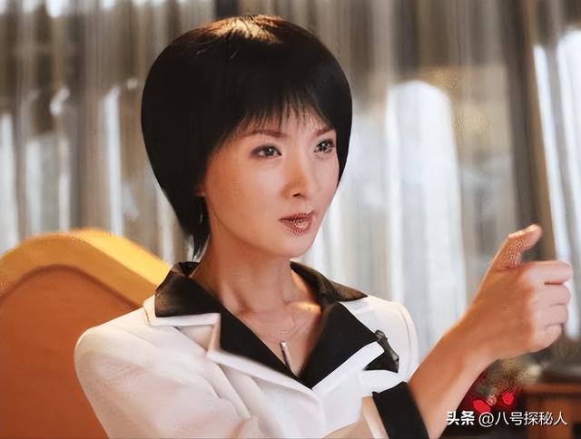 吃里扒外！13年前定居美国，回国捞金遭“驱逐”的她，52岁成笑话