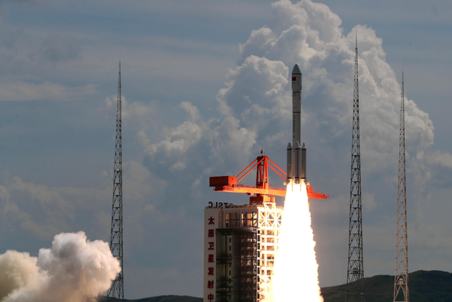 比星链还急？中国低轨卫星23天5颗还不够，2029年必须部署1300颗