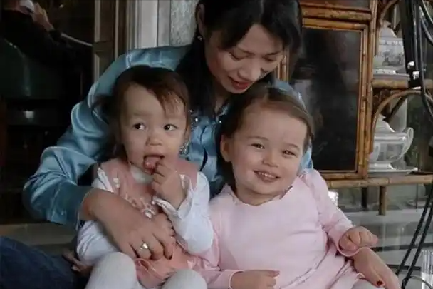 邓文迪当年死皮赖脸生下两个女儿，如今成了94岁默多克遗产受益人