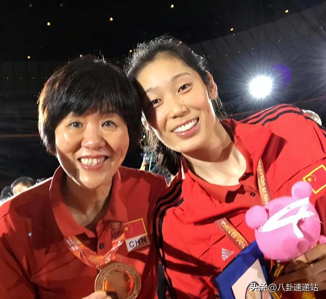 退休四年，65岁郎平再破“天花板”，重回女排传闻终于真相大白