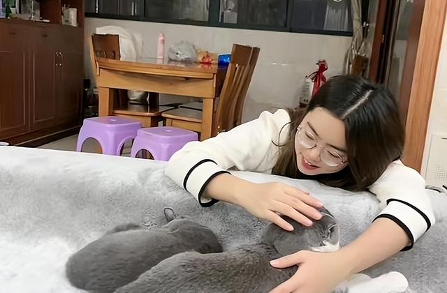 广东27岁美女肖颜去世，几天前身穿白衣、头戴白花，网友一语成谶