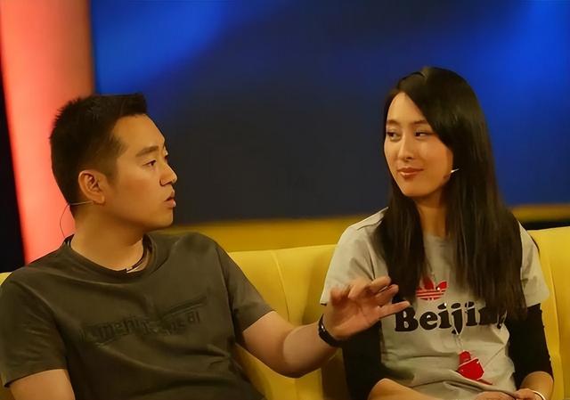 被黑人驮在肩上，和孔令辉同居11年的马苏，现如今仍孑然一身！