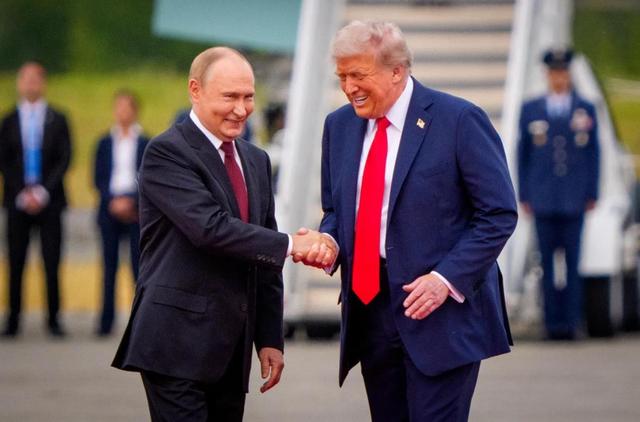 2025特朗普“政绩”：对华关税战一败涂地，调停俄乌遥遥无期