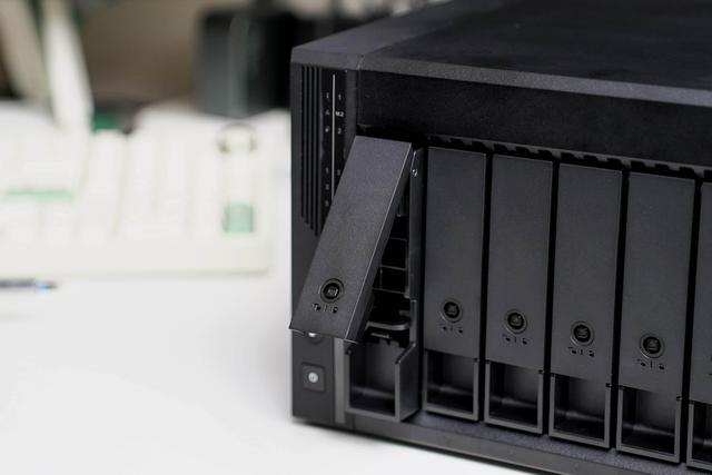 新品首发拆解丨不再躺平的高颜值NAS威联通Qu805