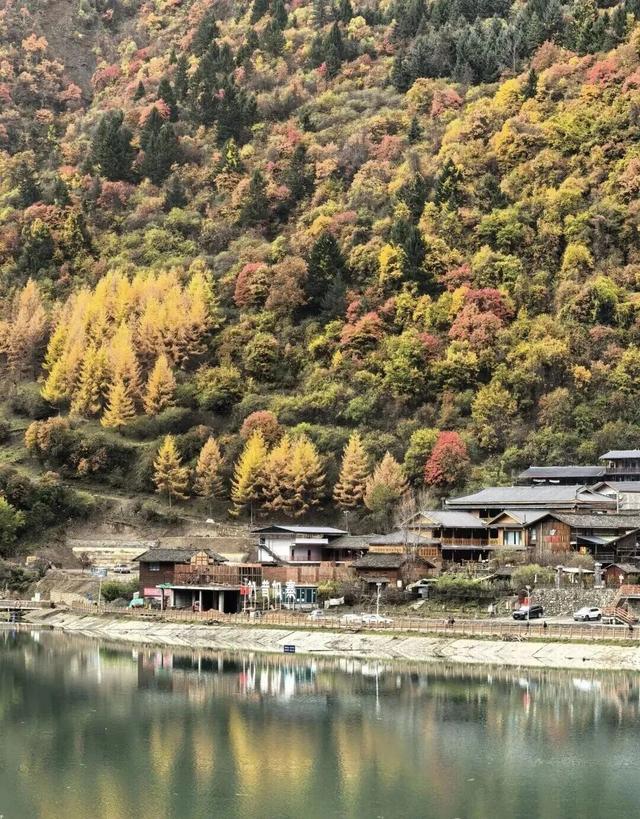 【美丽四川】平武天母湖，邂逅一场彩林与碧水的秋日盛宴‖柳红樱