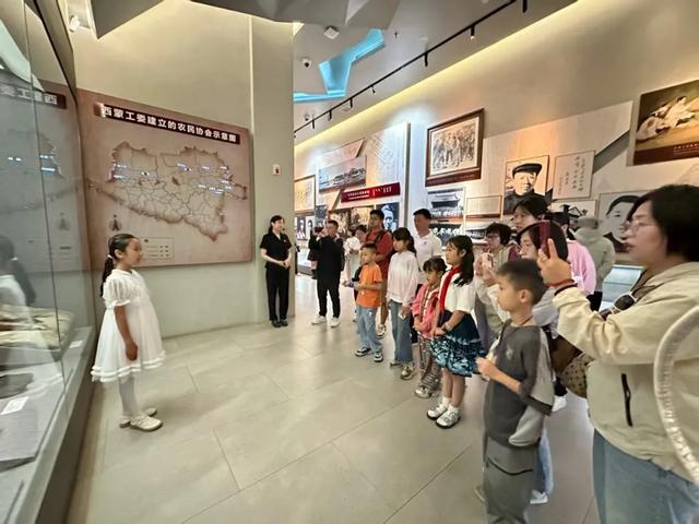 “小小讲解员”走进乌兰夫纪念馆开展志愿服务活动